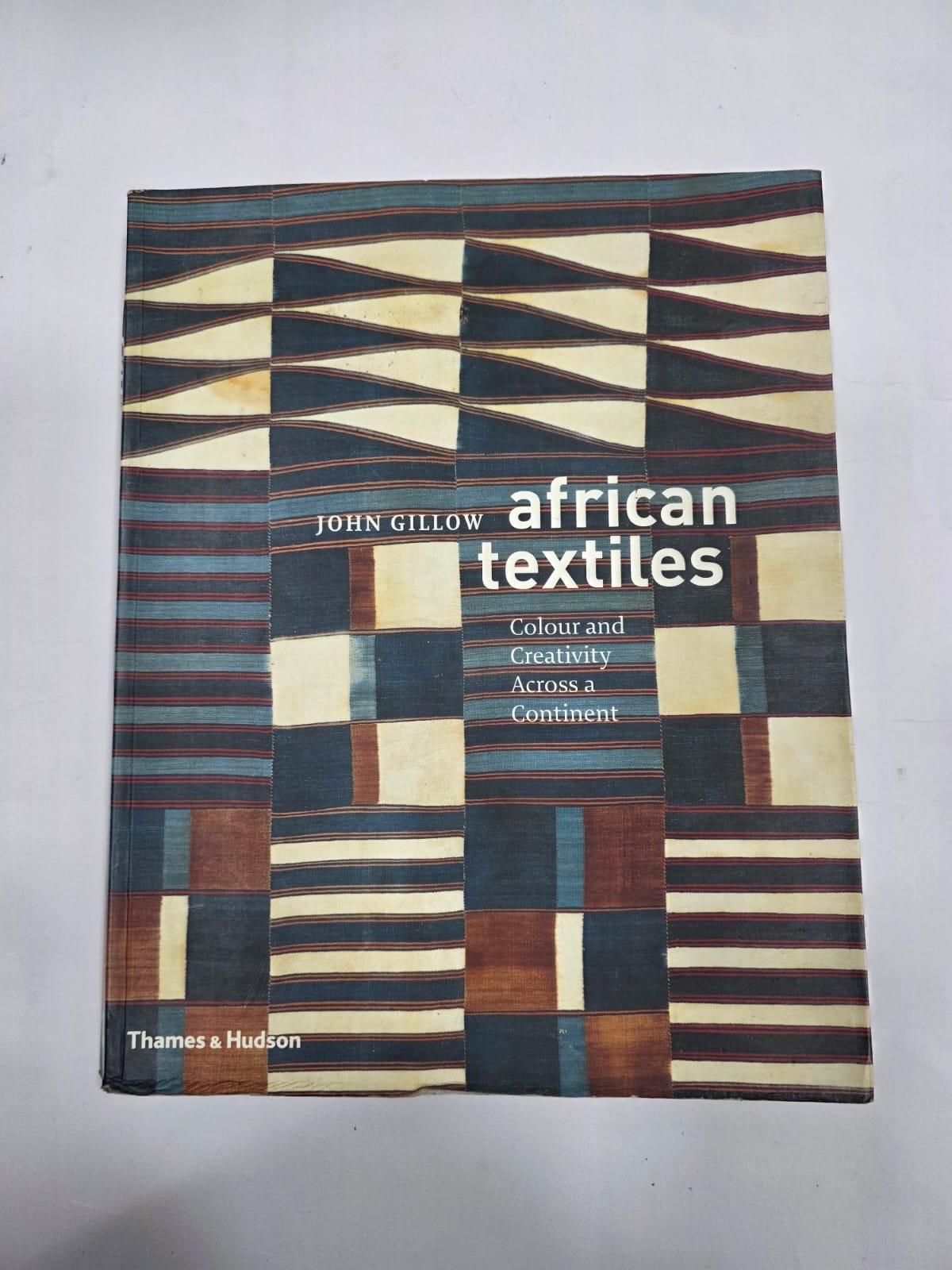 AFRICAN TEXTILES , COLOUR AND CREATIVITY ACCROSS A CONTINENT AFRICAN TEXTILES , COLOUR AND CREATIVITY ACCROSS A CONTINENT